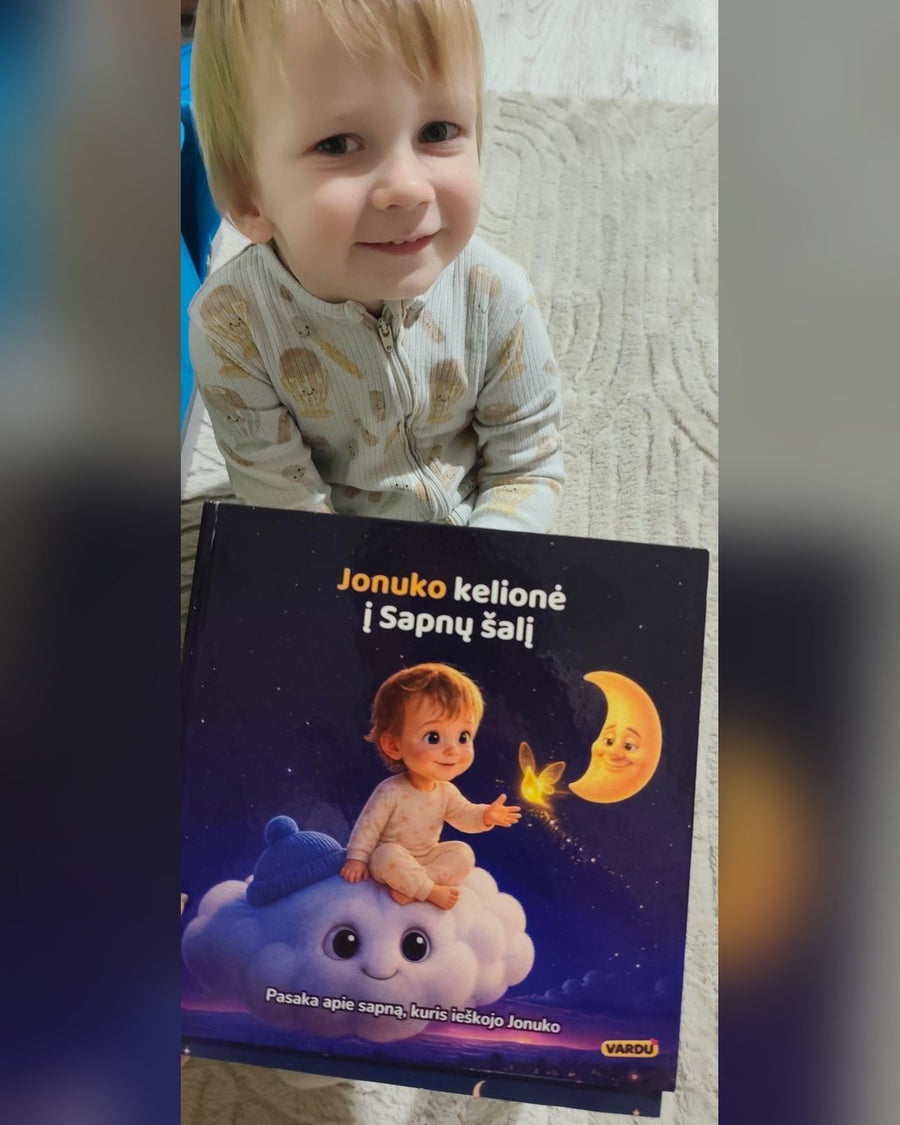 Jonukas su savo VARDU knygele „Sapnų šalis“