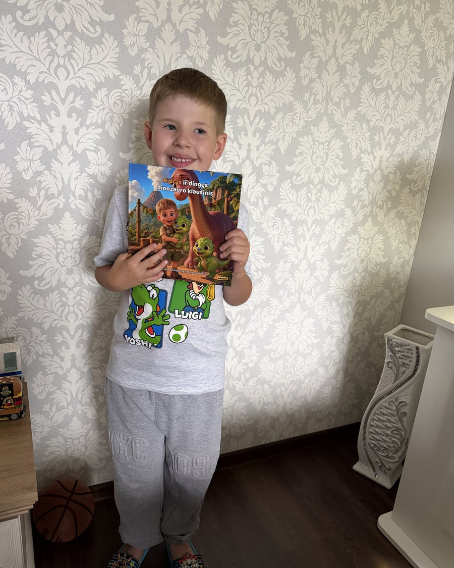 Kipras su savo VARDU knygele „Dingęs dinozauro kiaušinis“